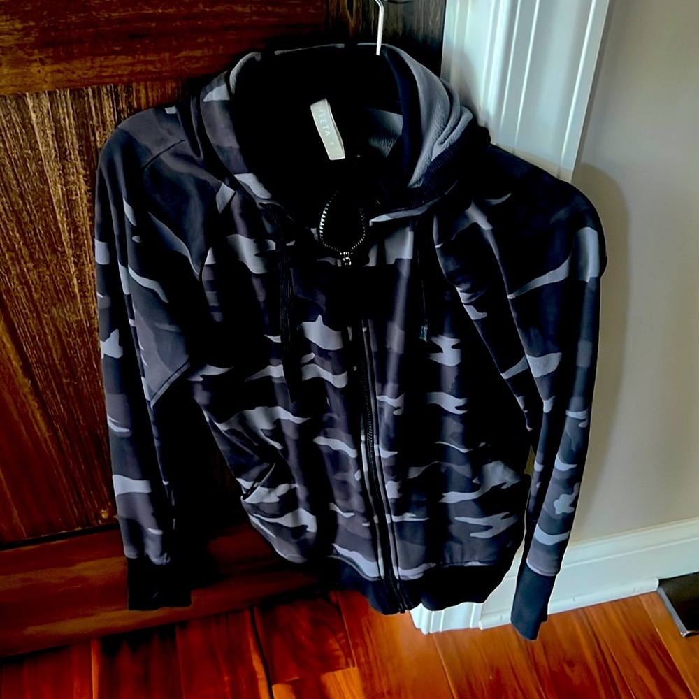 Athleta hooded sweatshirt size M. Good used condition. No stains or tears!